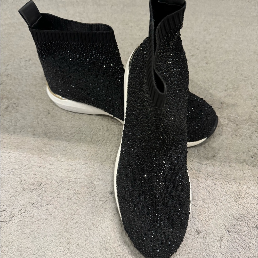 Carvela BNWOT size 39 (8 - 8.5) sparkle pull on ankle running shoe never worn